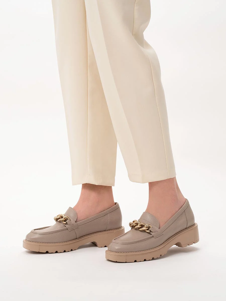 Beżowe mokasyny z łańcuchem