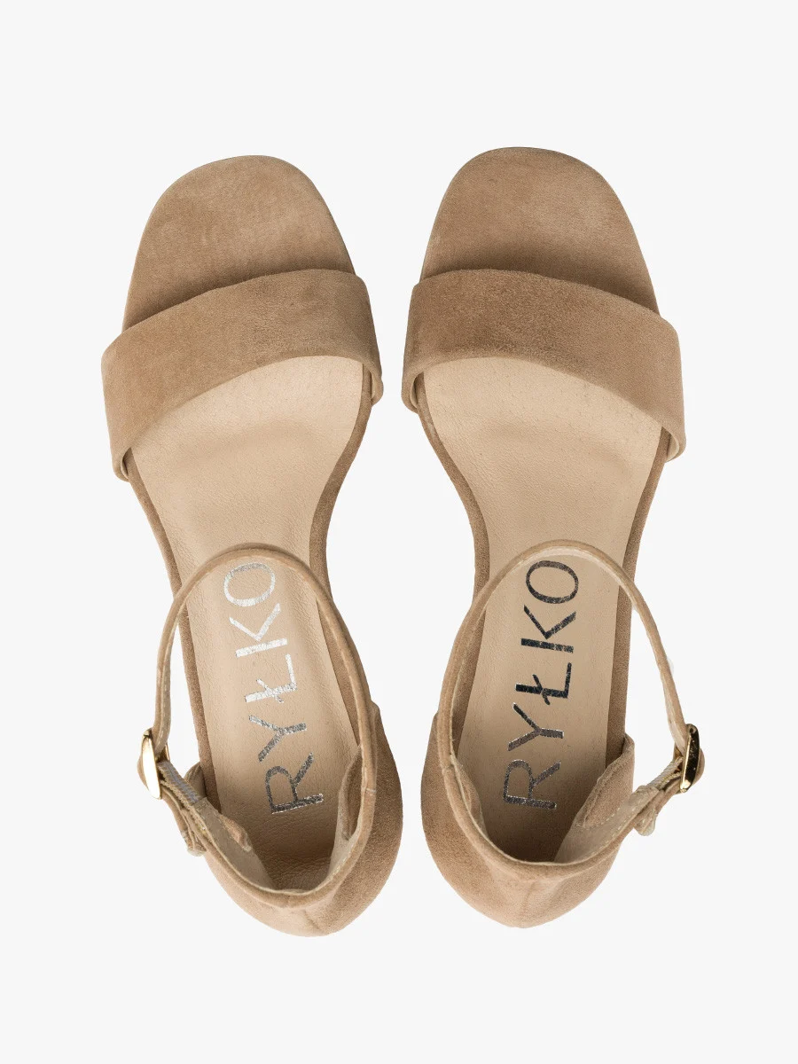 Dwuczęściowe beżowe sandały na słupku