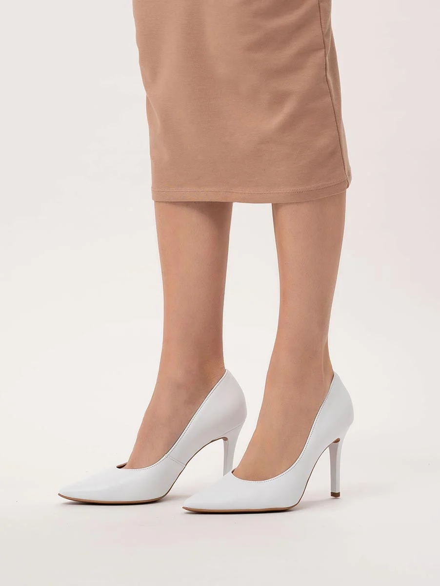 Białe czółenka na wysokim obcasie