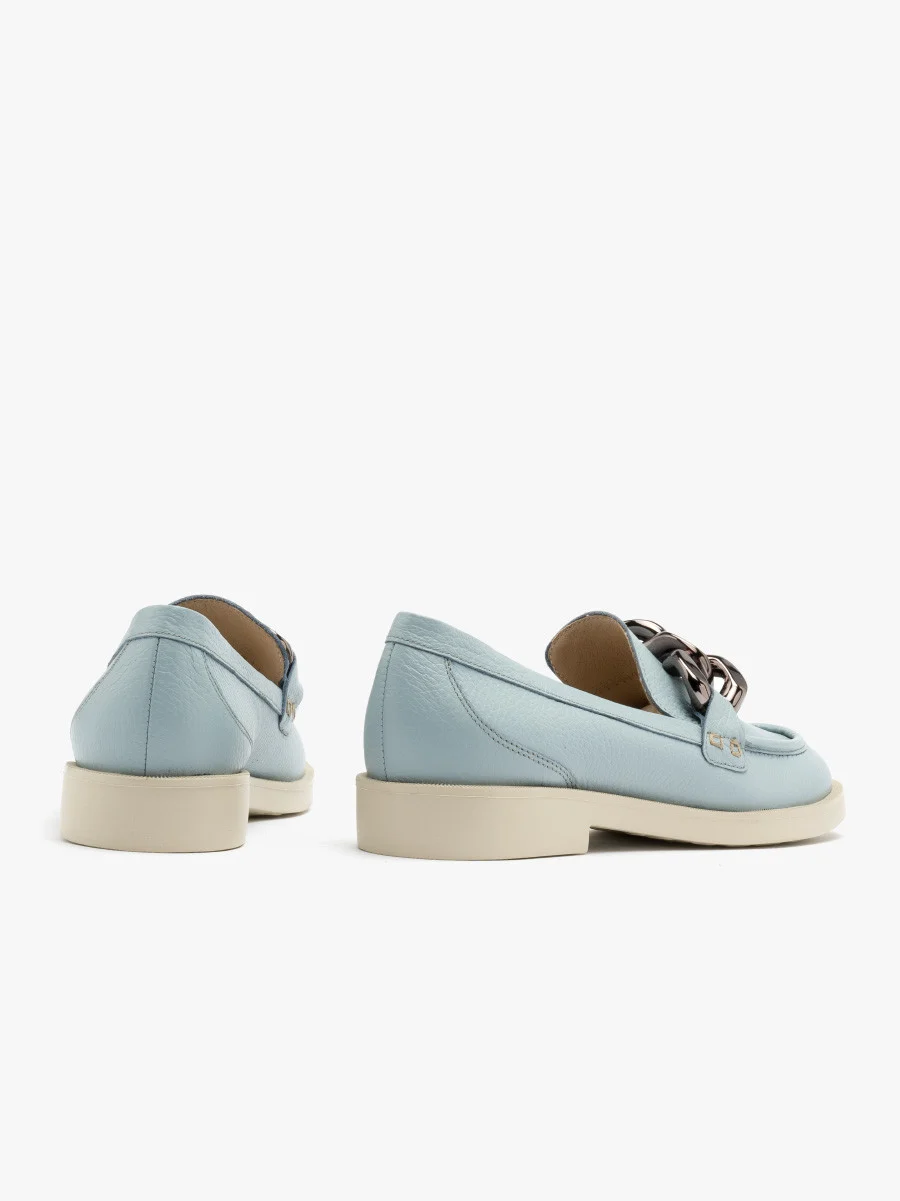 Niebieskie mokasyny z masywnym łańcuchem