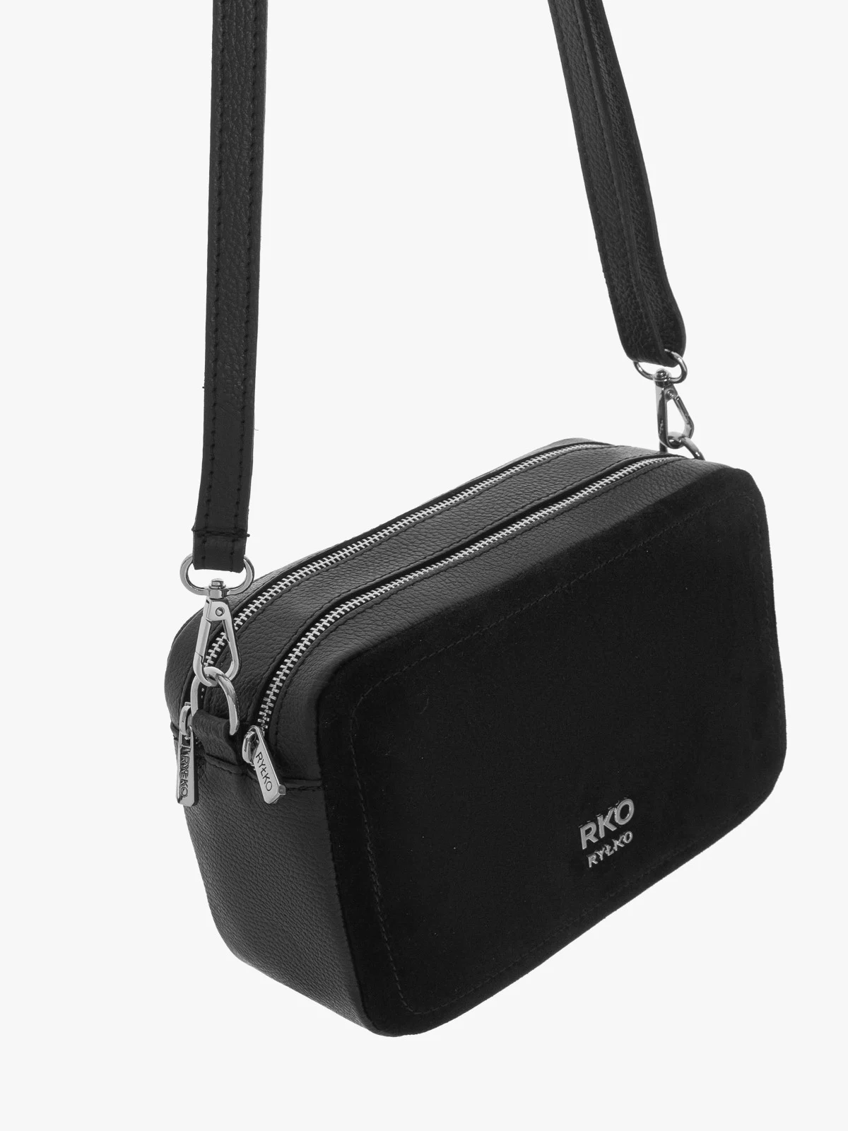 Czarna torebka listonoszka średniej wielkości