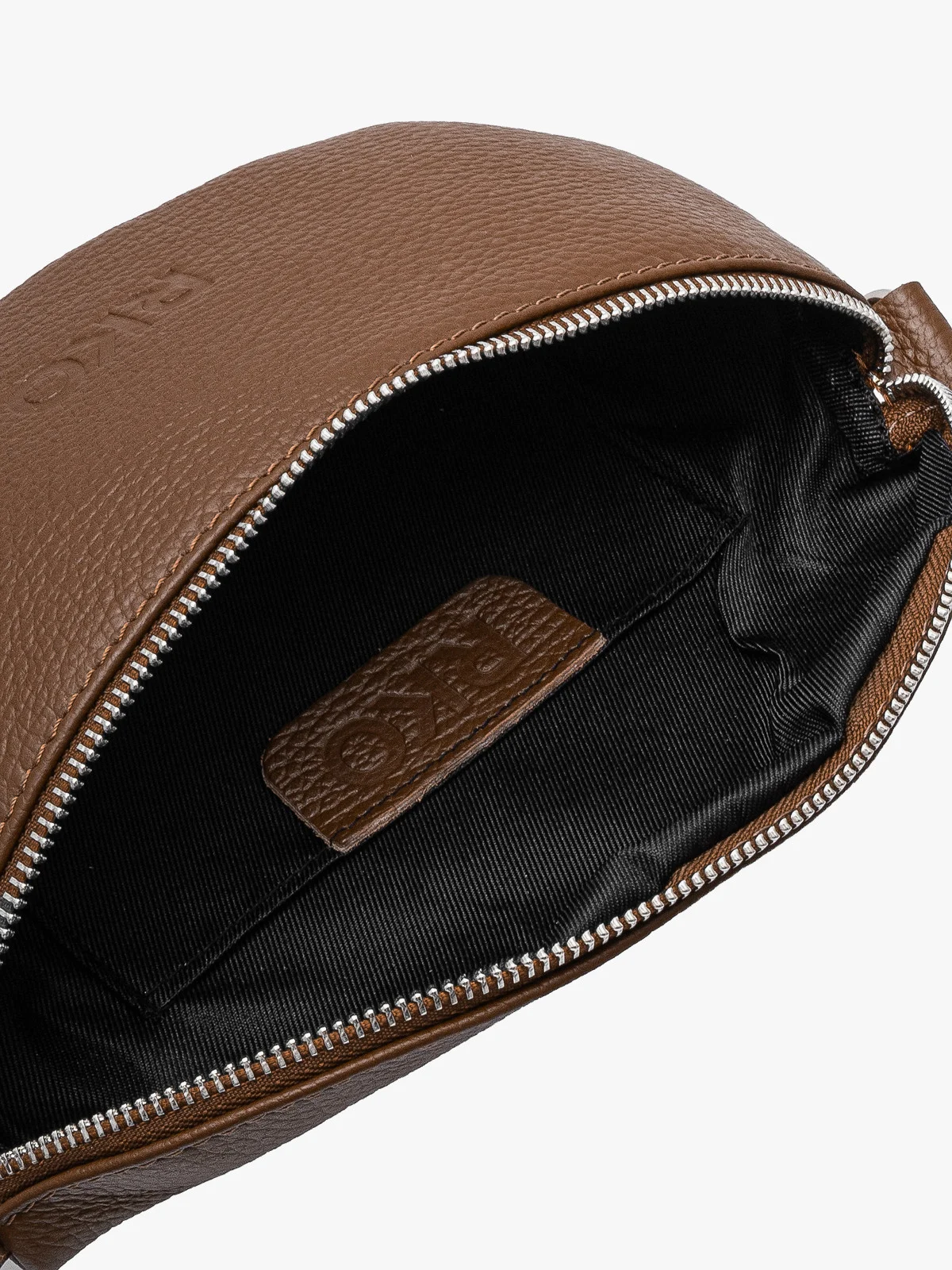 Brązowa torebka typu nerka z frędzlem