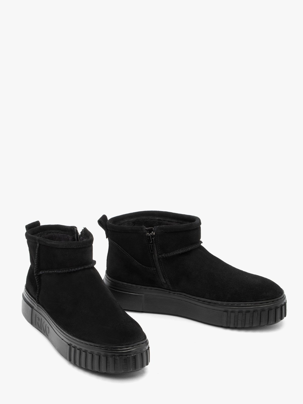 Czarne, welurowe śniegowce na lekkim spodzie