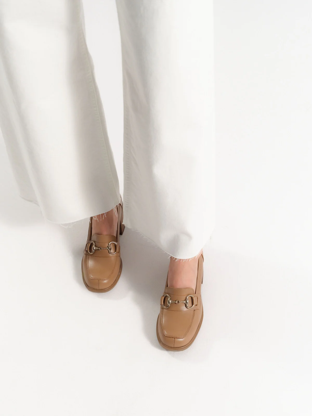 Beżowe mokasyny z platynową ozdobą na cholewce