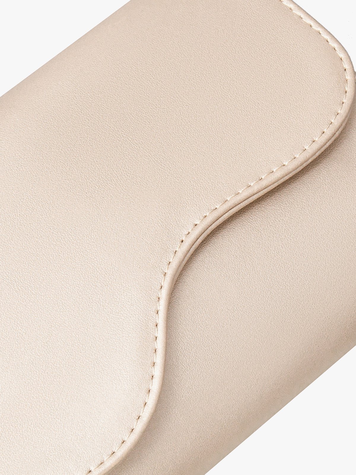 Platynowa torebka z ozdobną klapą