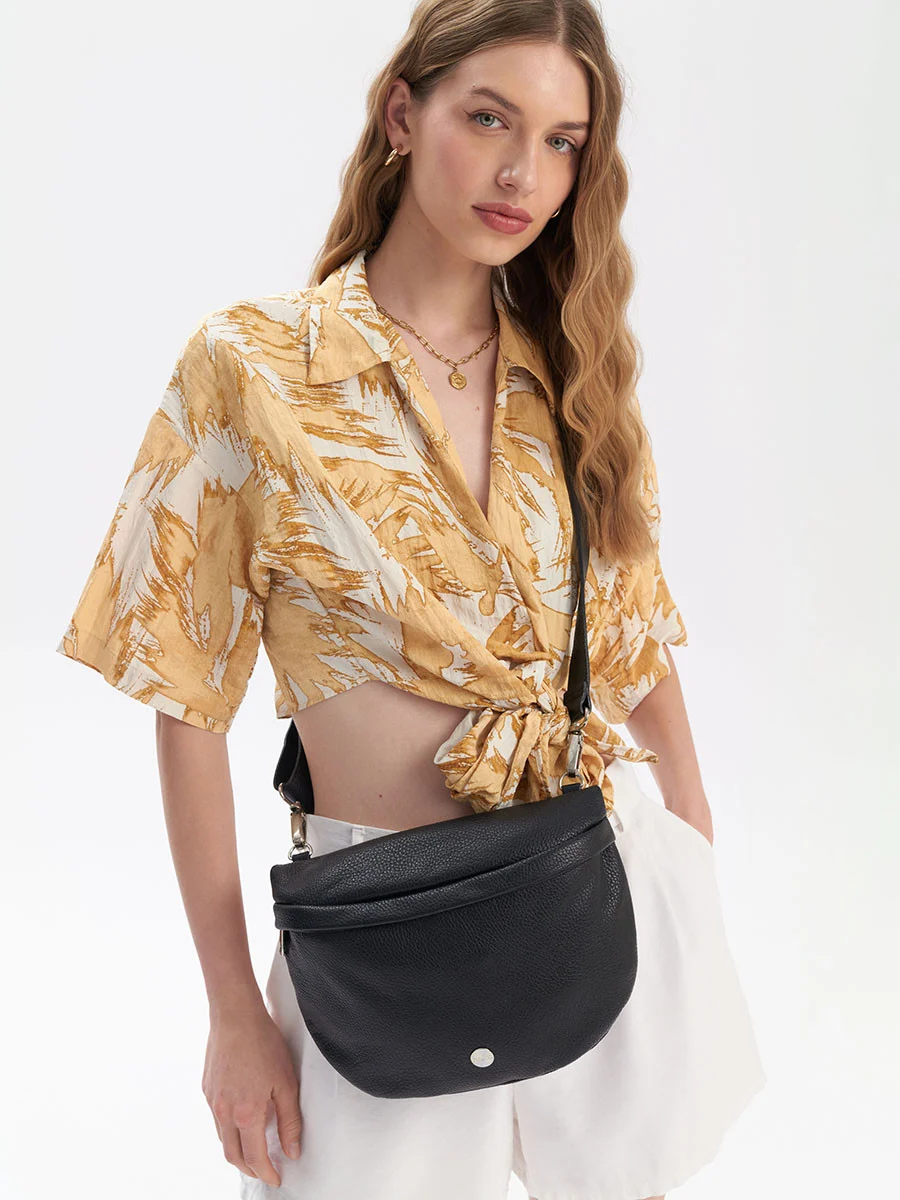 Czarna torebka typu nerka