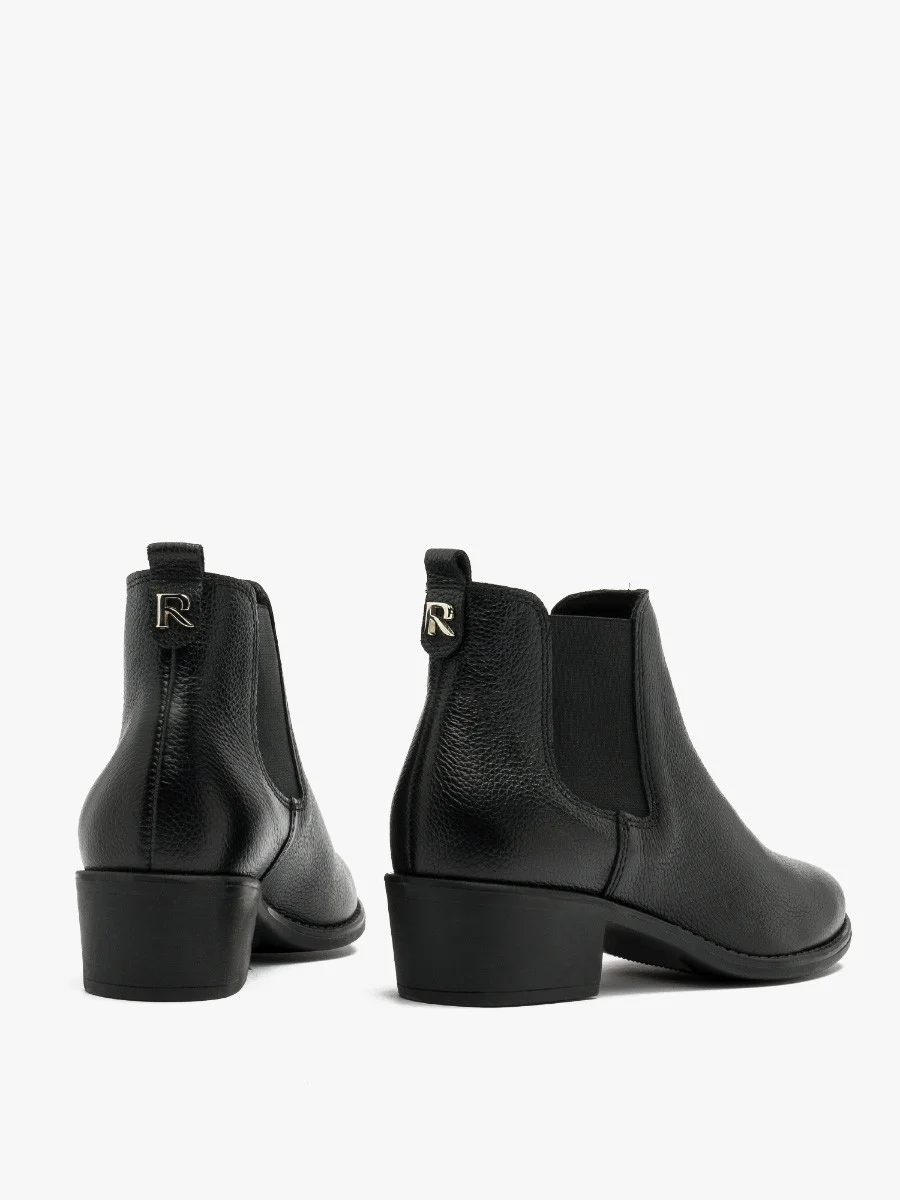 Czarne sztyblety na niskim obcasie