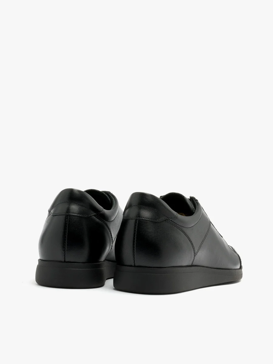 Czarne półbuty z przeszyciami