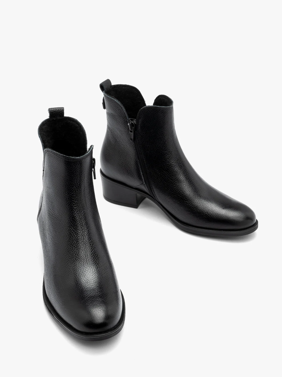 Czarne botki damskie z ozdobną cholewką