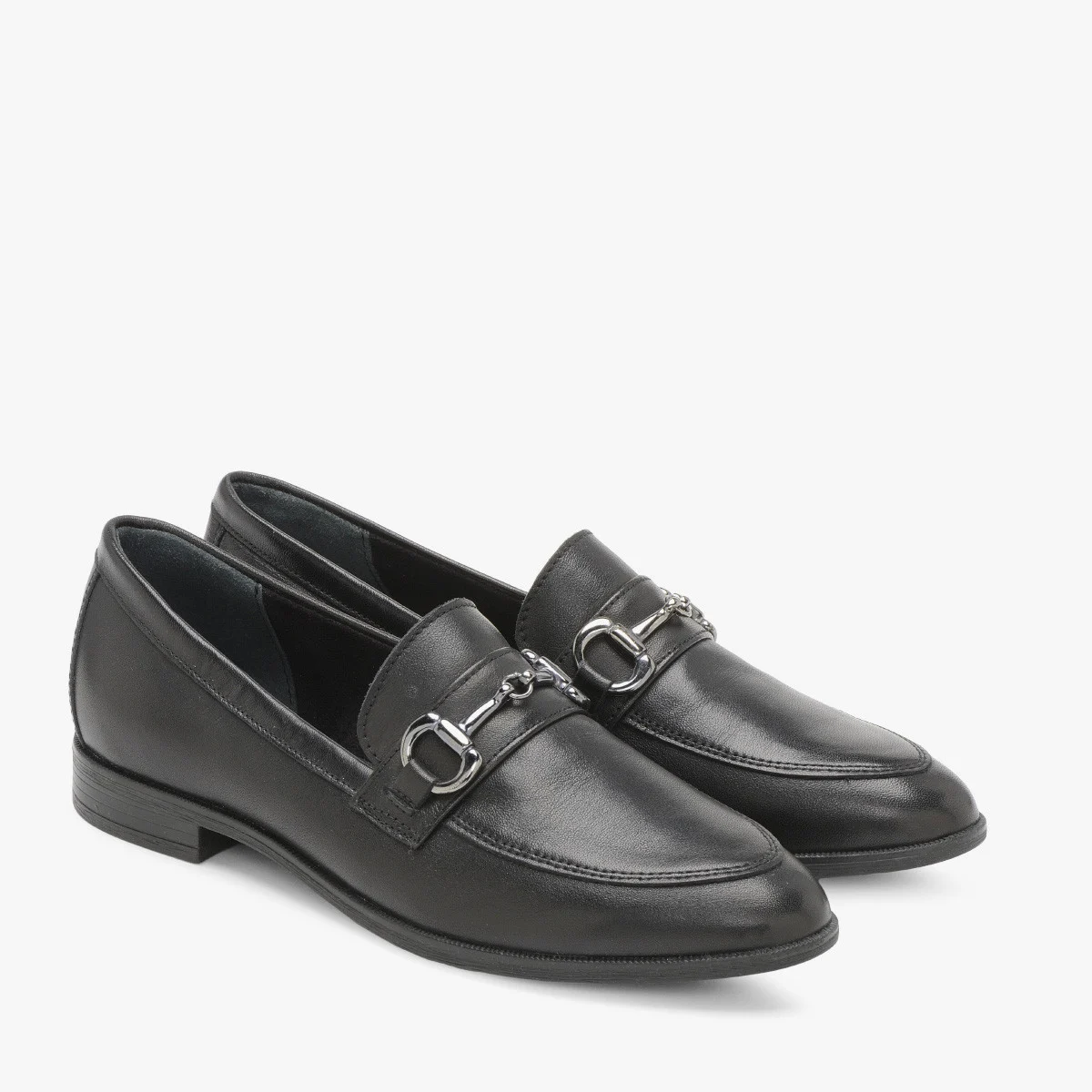 Czarne mokasyny z ozdobą na cholewce