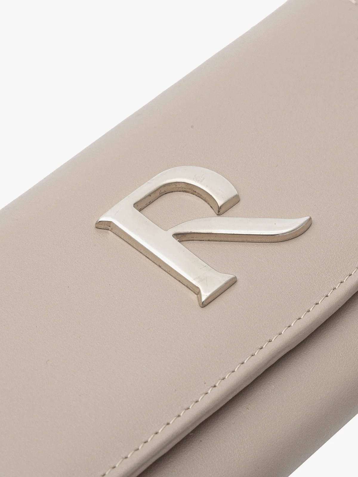 Beżowy portfel damski ze srebrnymi detalami