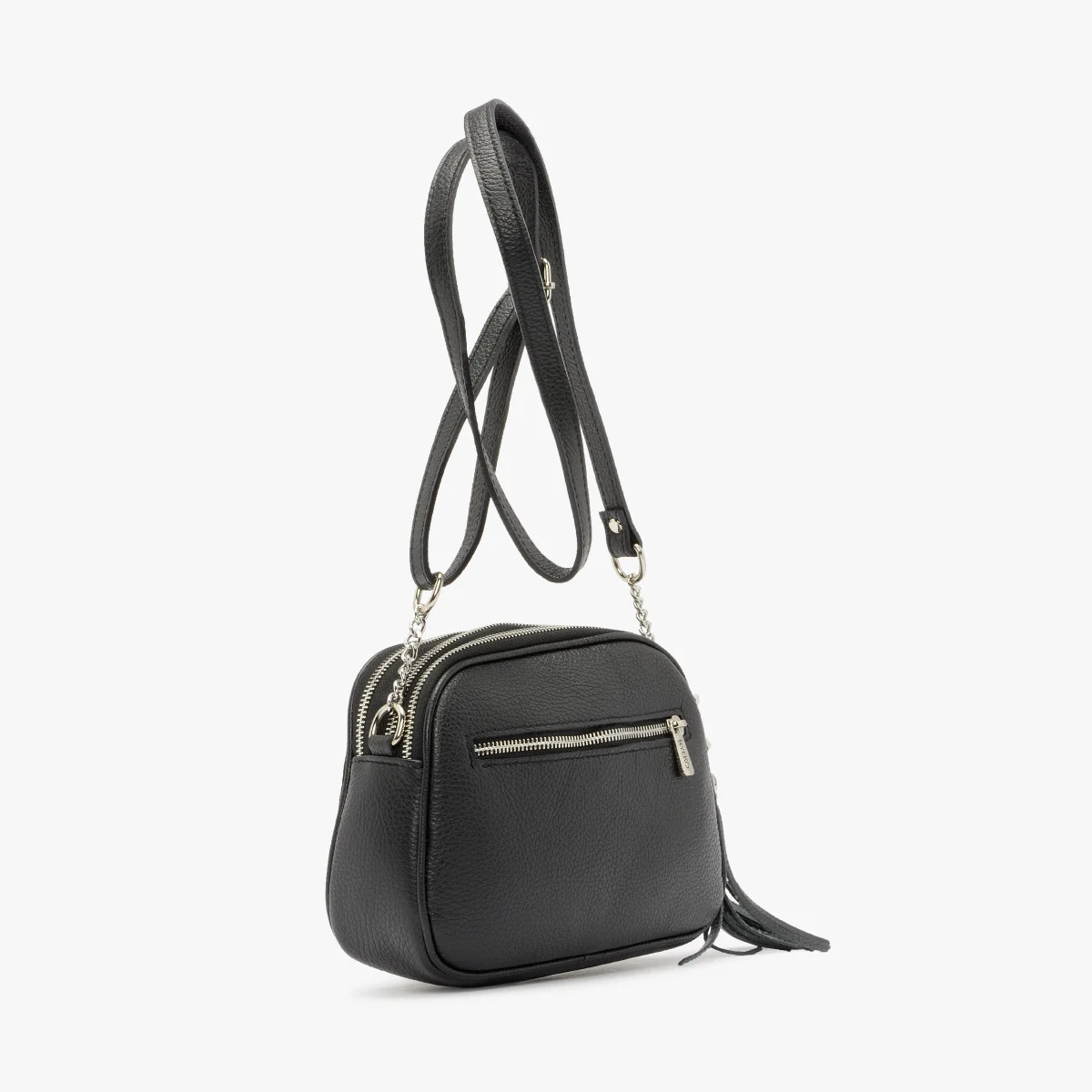 Czarna torebka z ozdobnym frędzlem