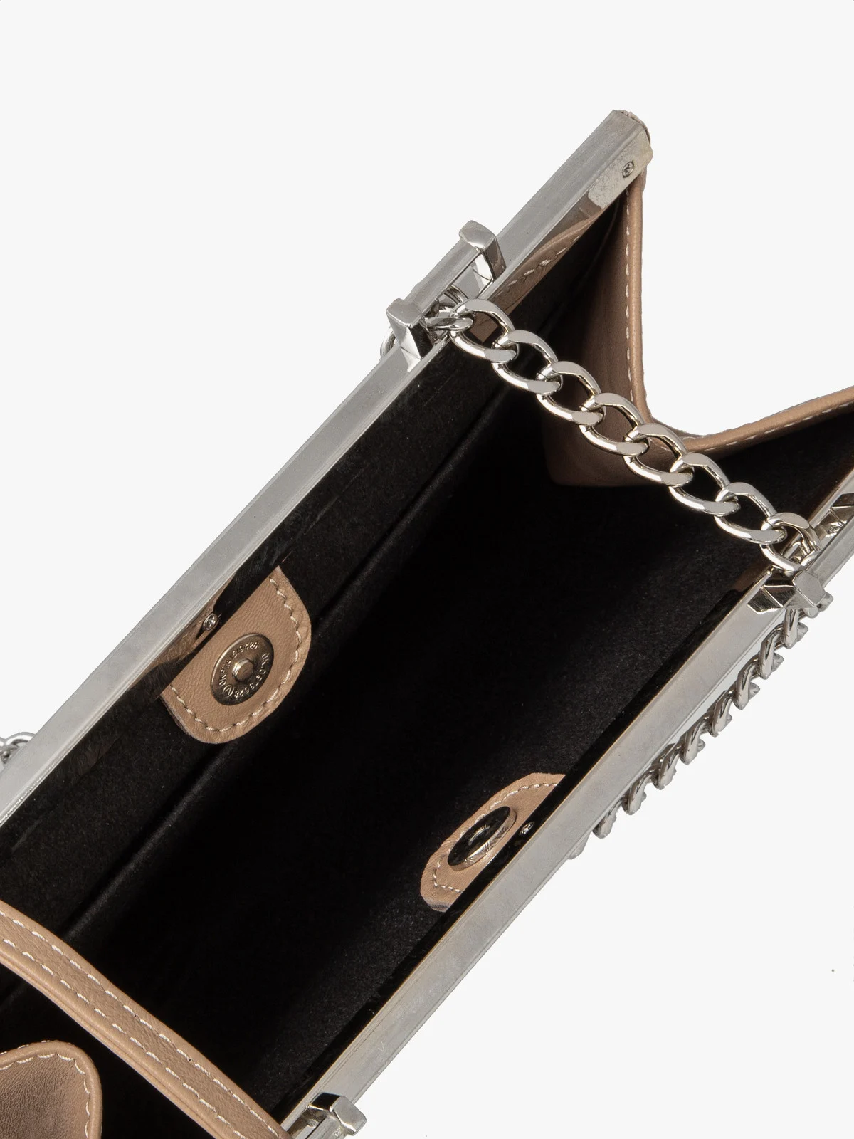 Mała beżowa torebka damska na srebrnym łańcuszku