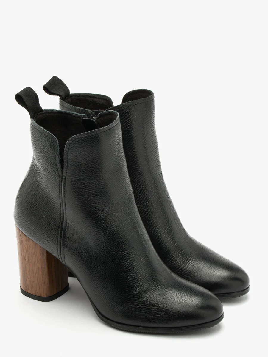 Czarne botki na drewnianym obcasie