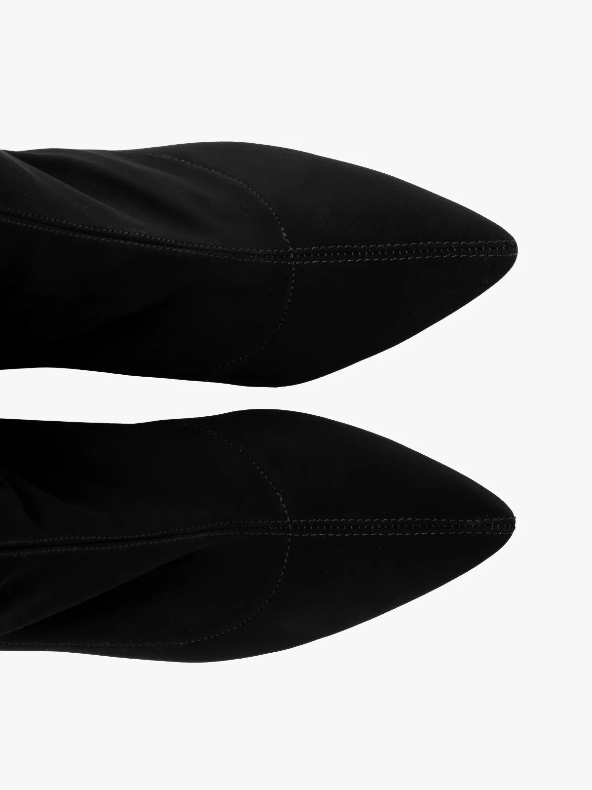 Elastyczne botki na słupku z noskiem w szpic