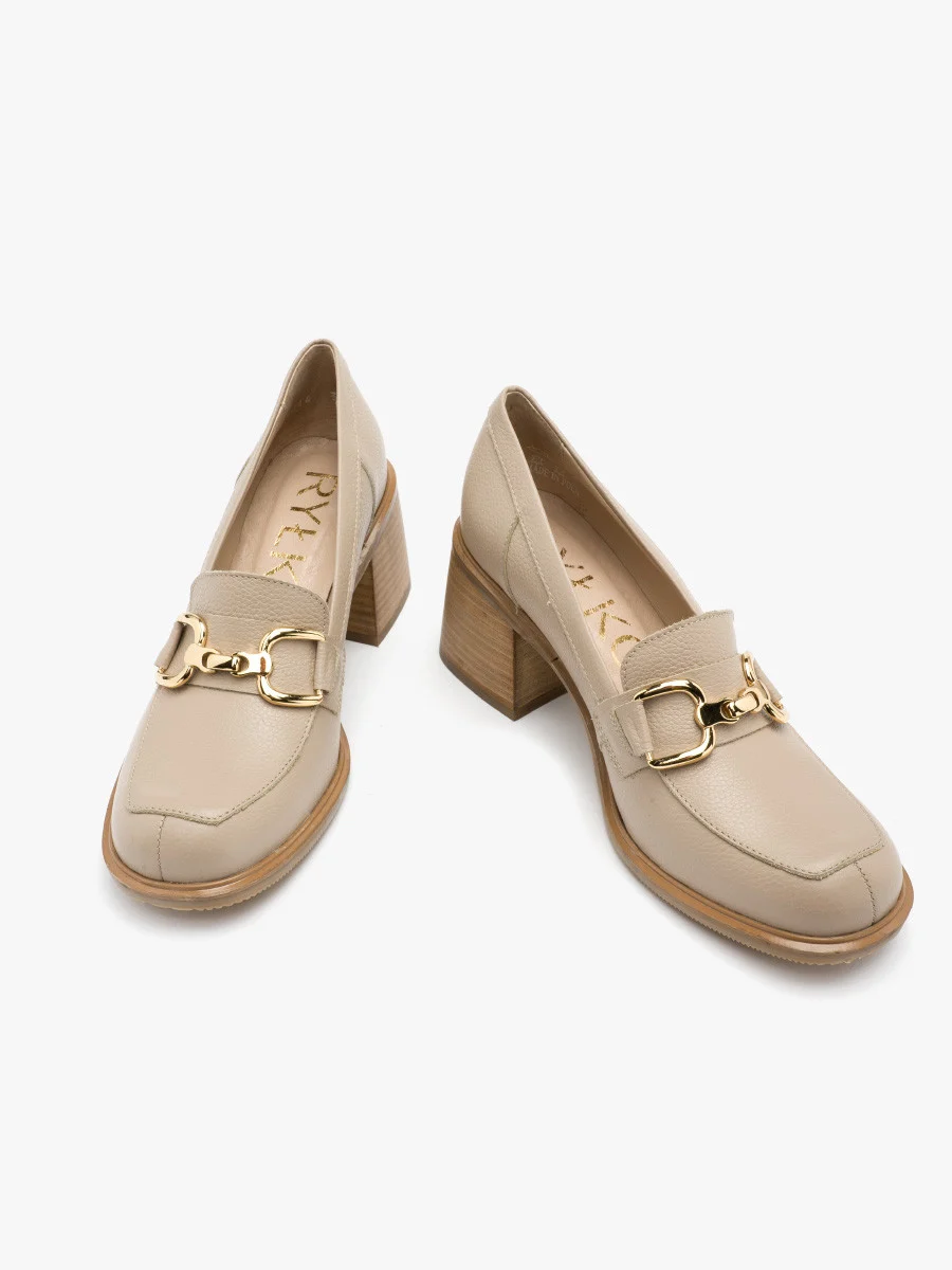 Beżowe mokasyny ze złotą ozdobą