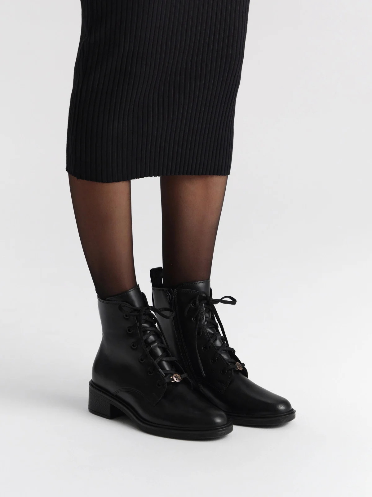 Czarne, sznurowane trzewiki damskie