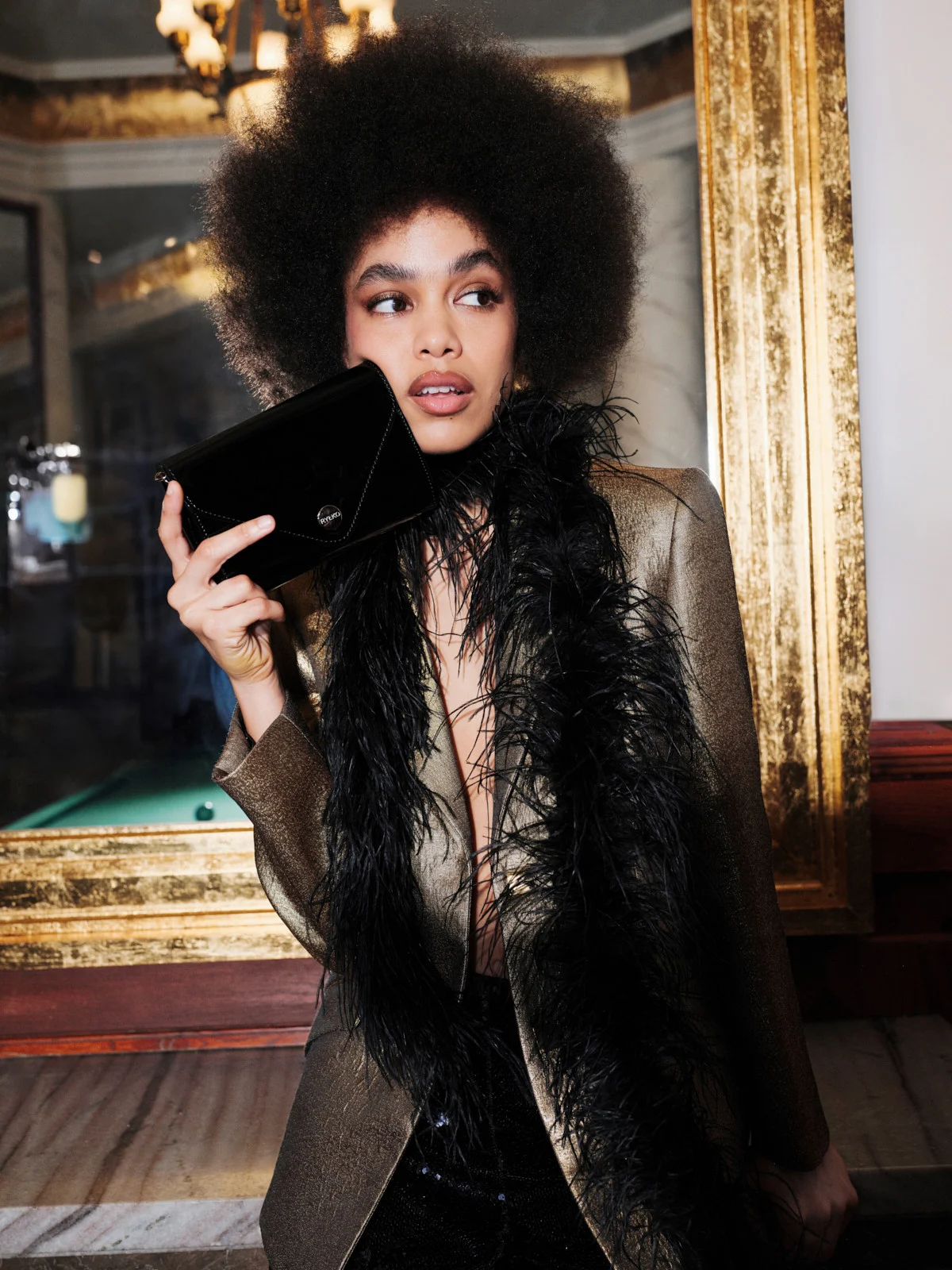 Czarna, lakierowana torebka typu kopertówka