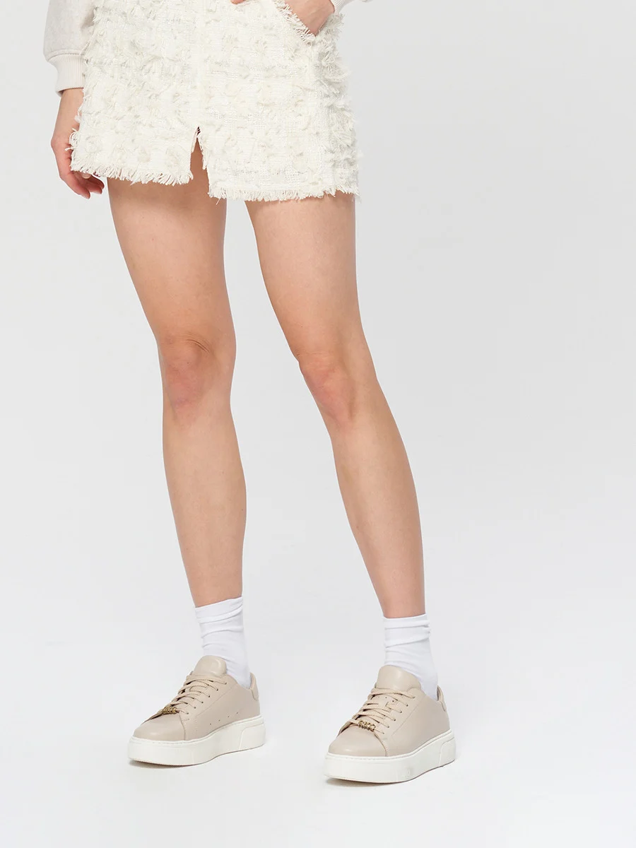 Beżowe półbuty sportowe ze złotym detalem