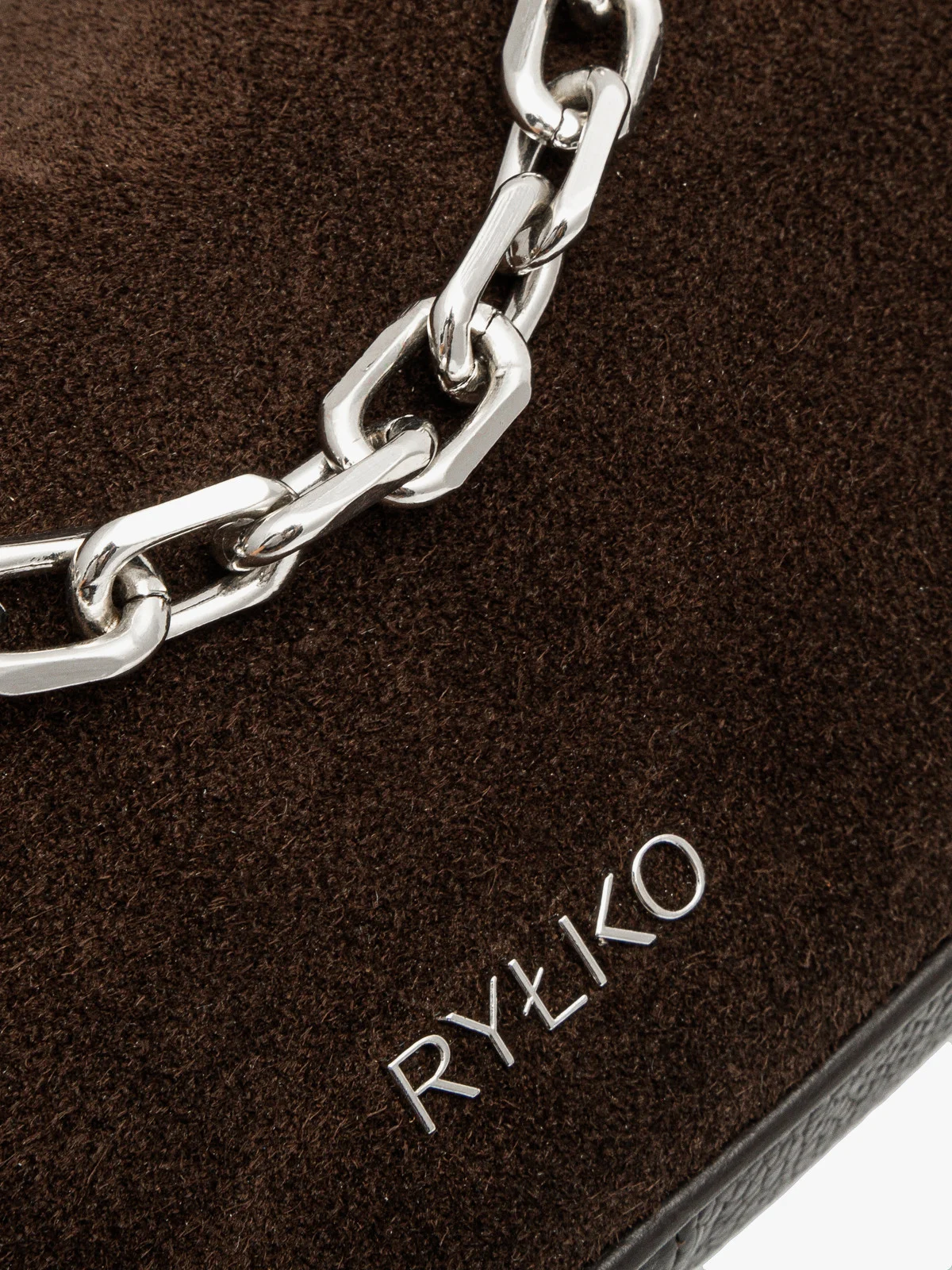 Brązowa torebka z ozdobnym łańcuchem