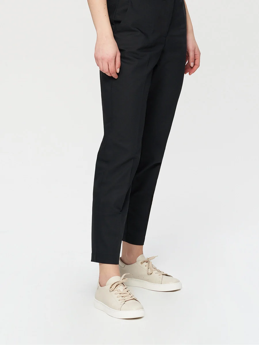 Kremowe półbuty sportowe ze złotymi detalami