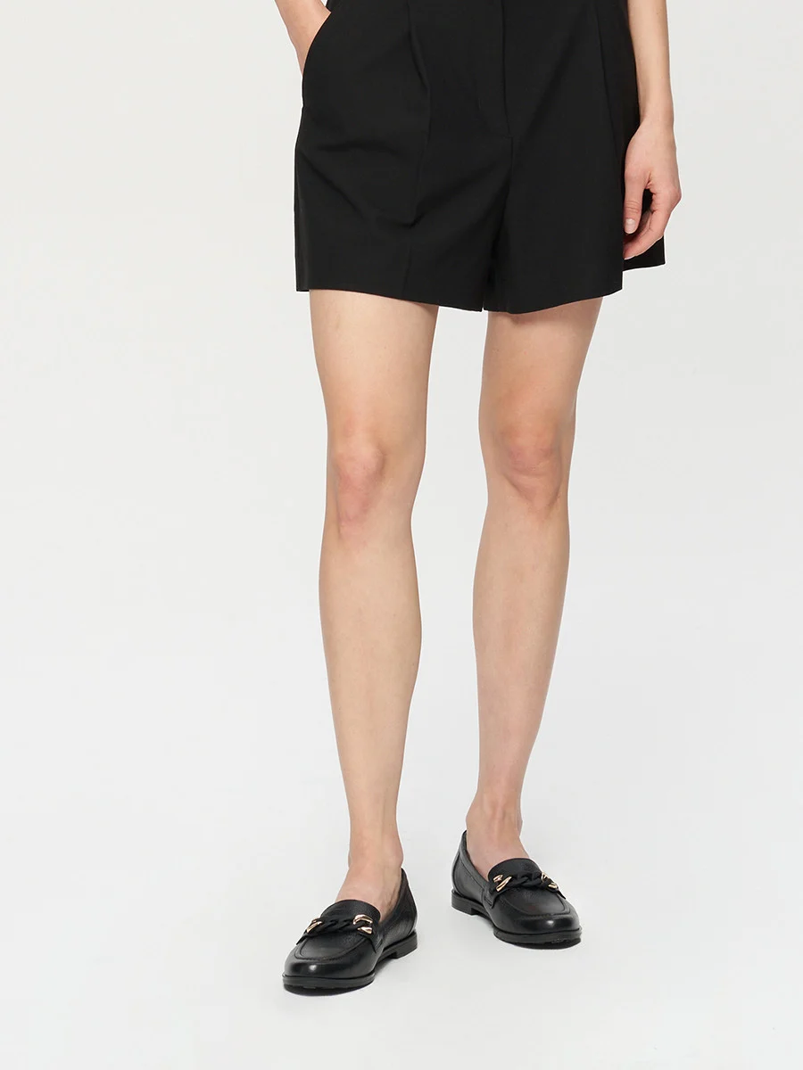 Czarne mokasyny ze złoto-czarną ozdobą