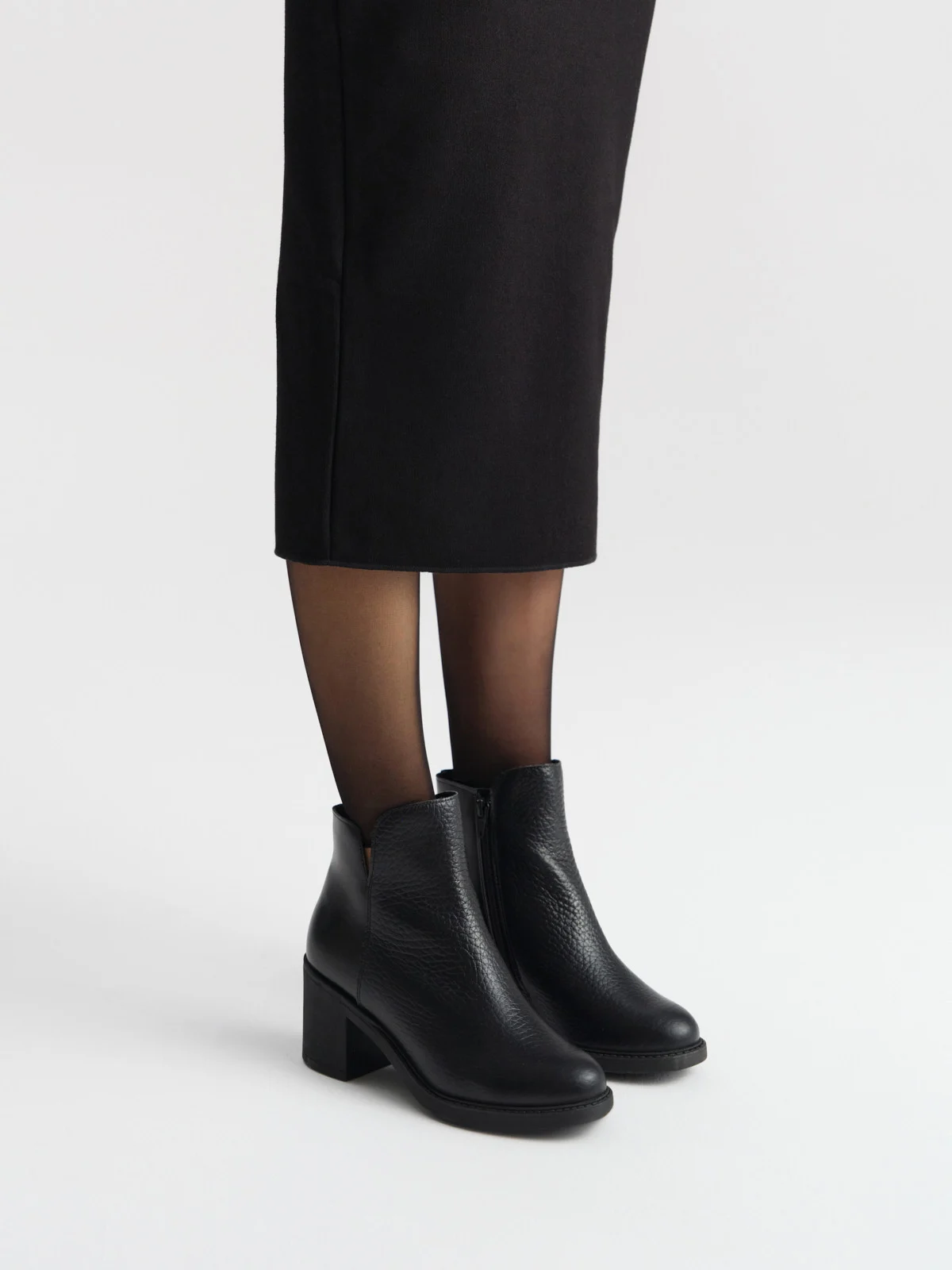 Czarne botki z ozdobnym łączeniem skór