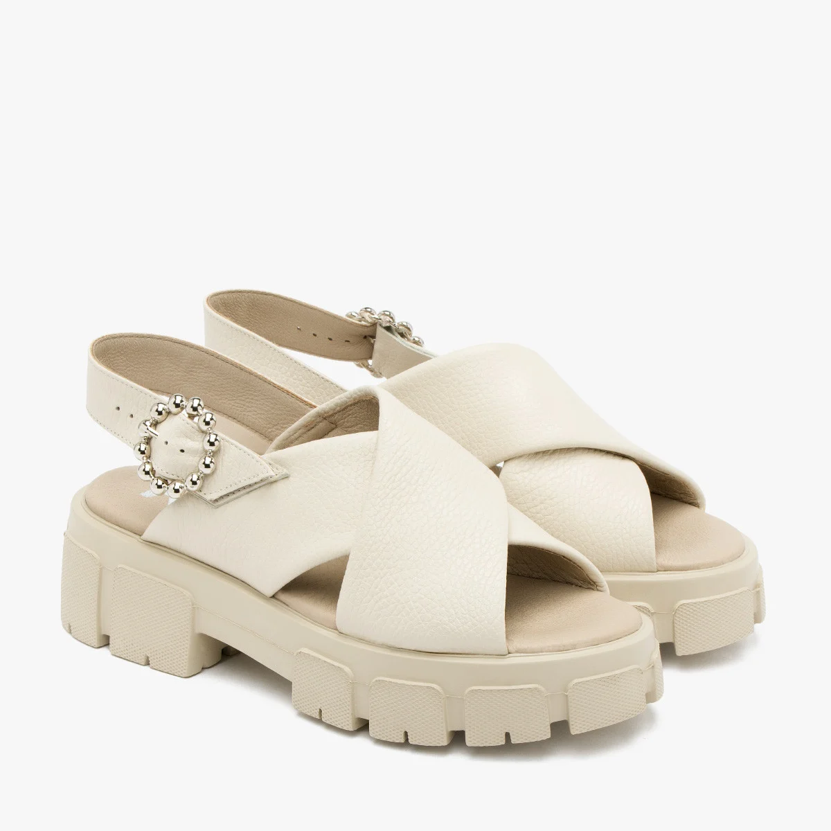 Kremowe sandały z ozdobną klamrą