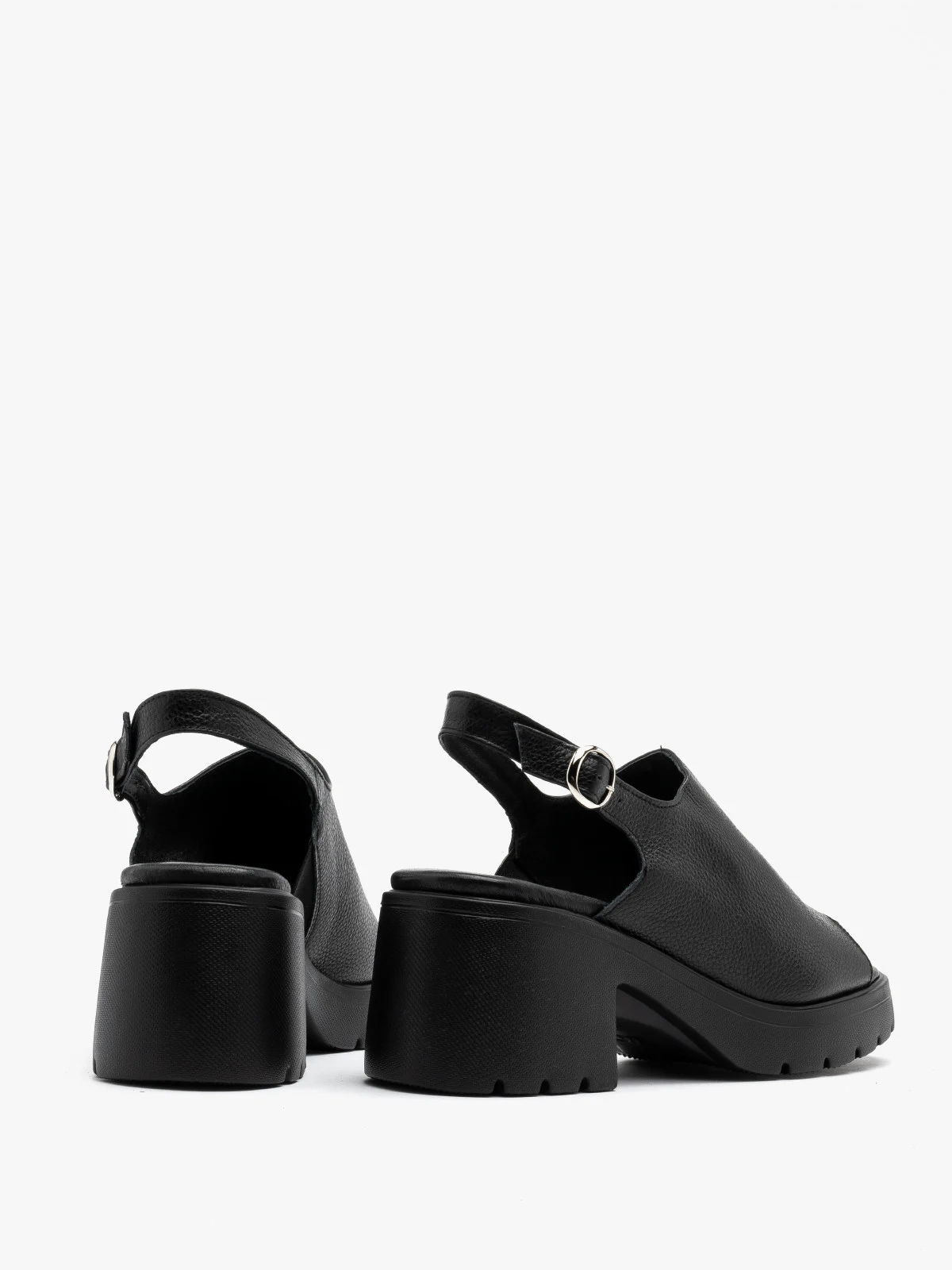 Czarne sandały z zabudowaną cholewką