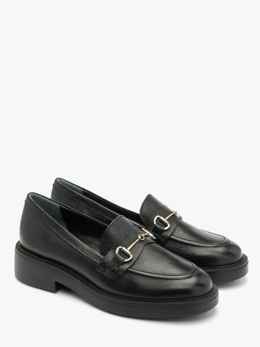 Czarne mokasyny z platynową ozdobą