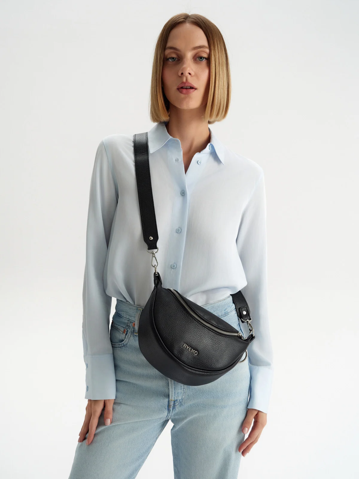 Czarna, owalna torebka z szerokim pakiem