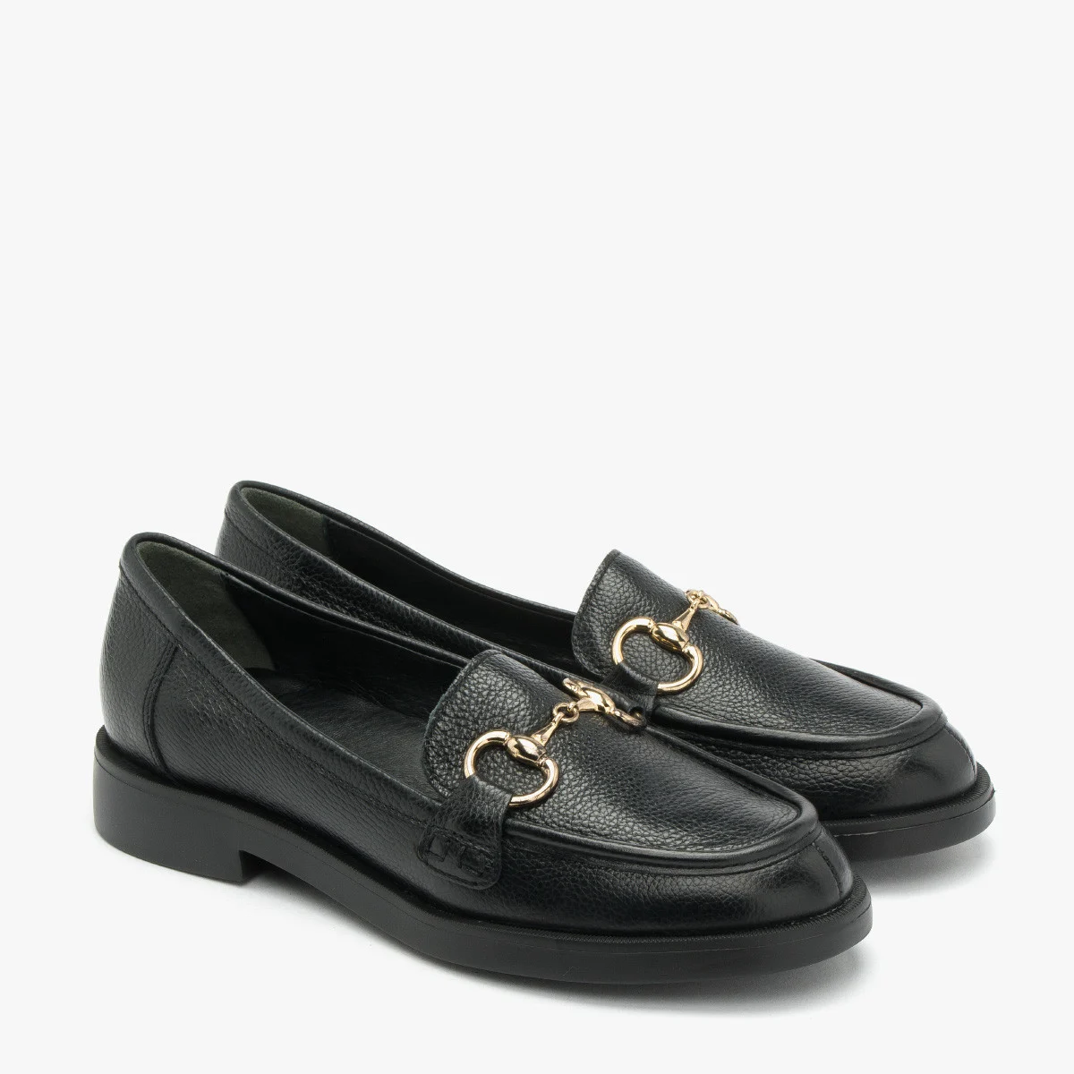 Czarne mokasyny ze złotą ozdobą