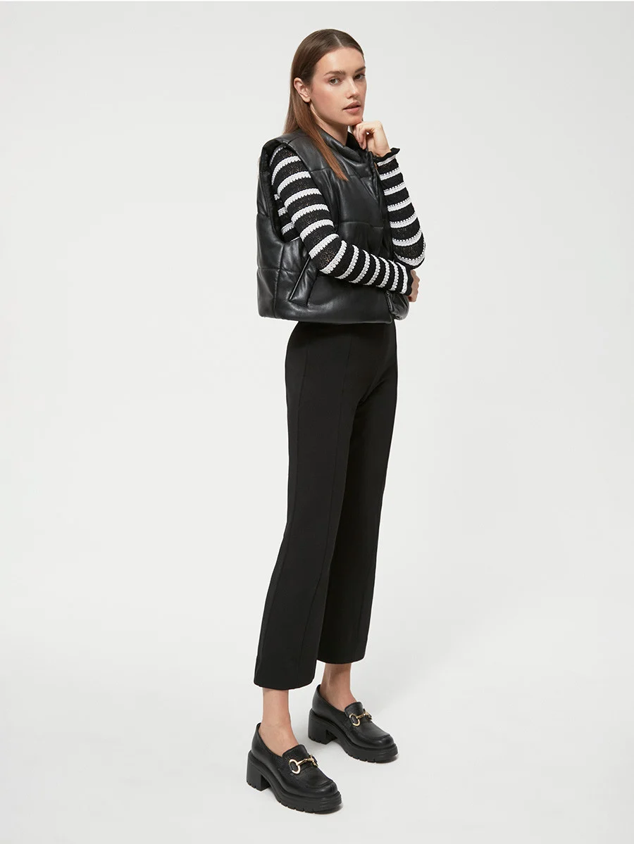 Czarne mokasyny ze złotą ozdobą