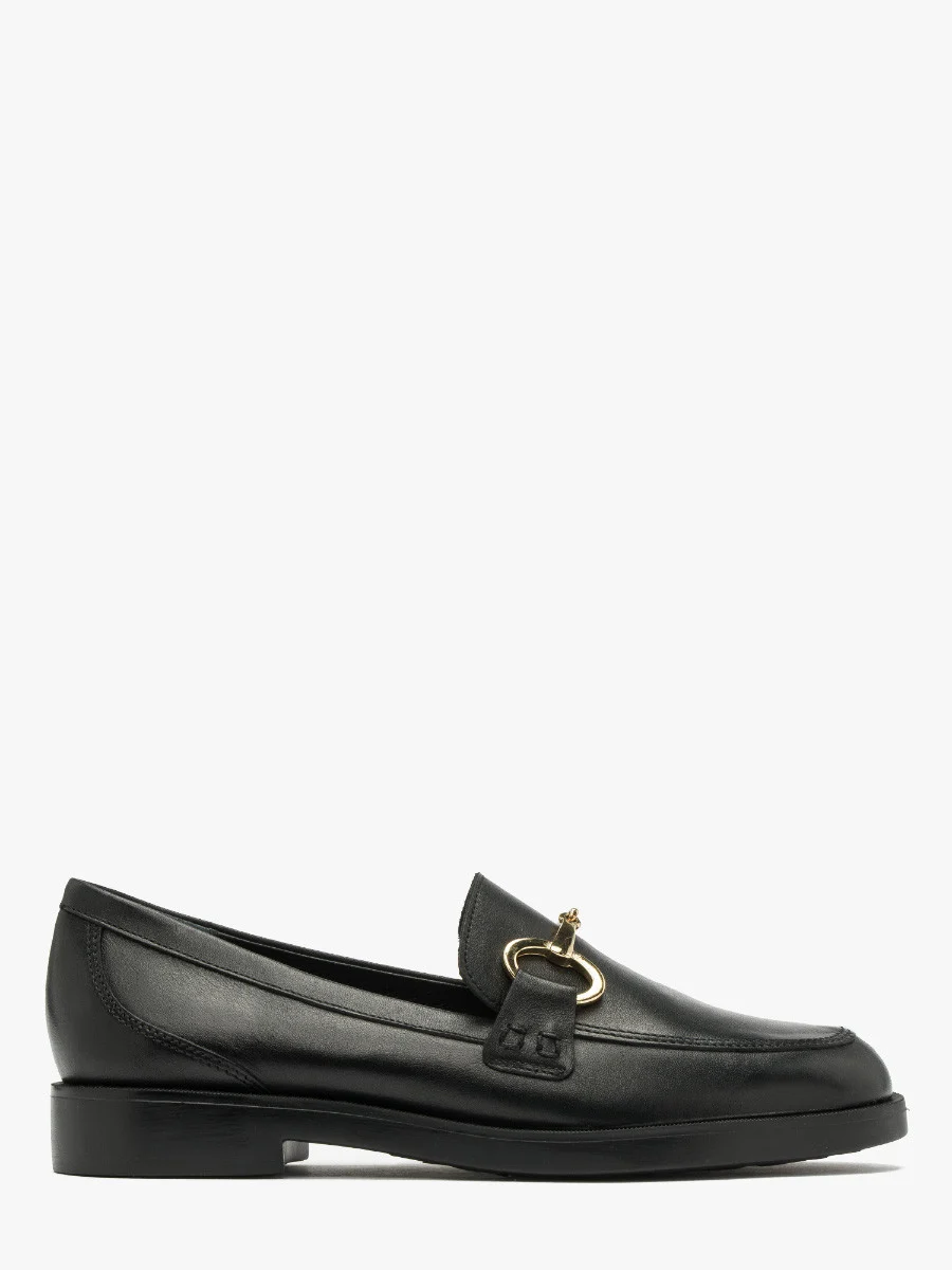 Czarne mokasyny ze złotą ozdobą