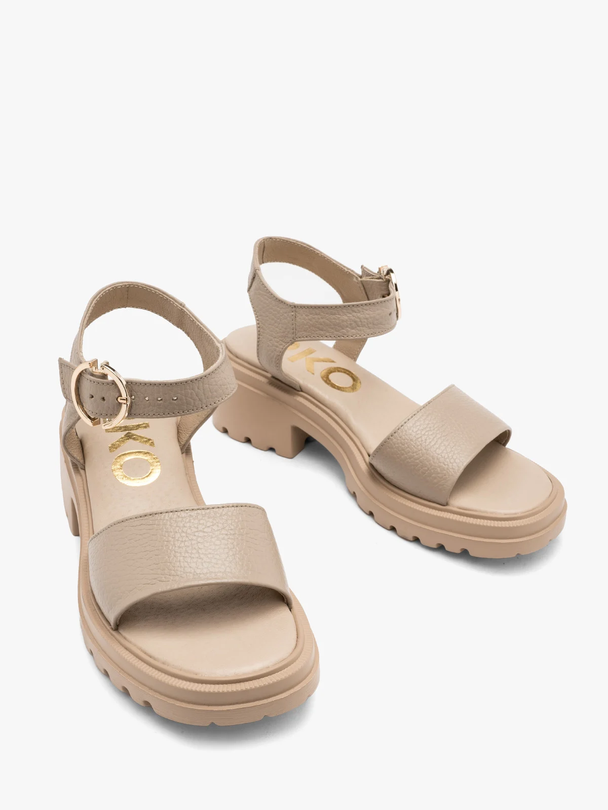 Beżowe sandały na traktorowej podeszwie