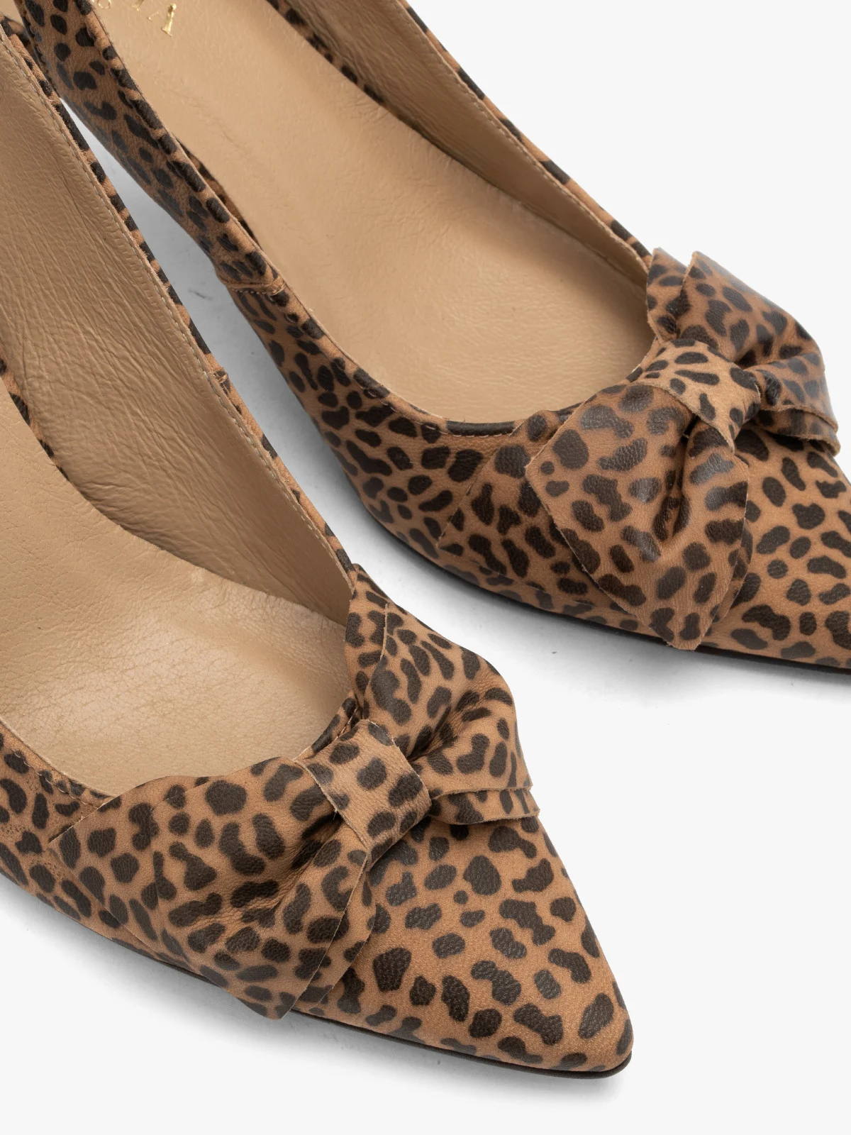 Czółenka typu slingback w panterkę z kokardką