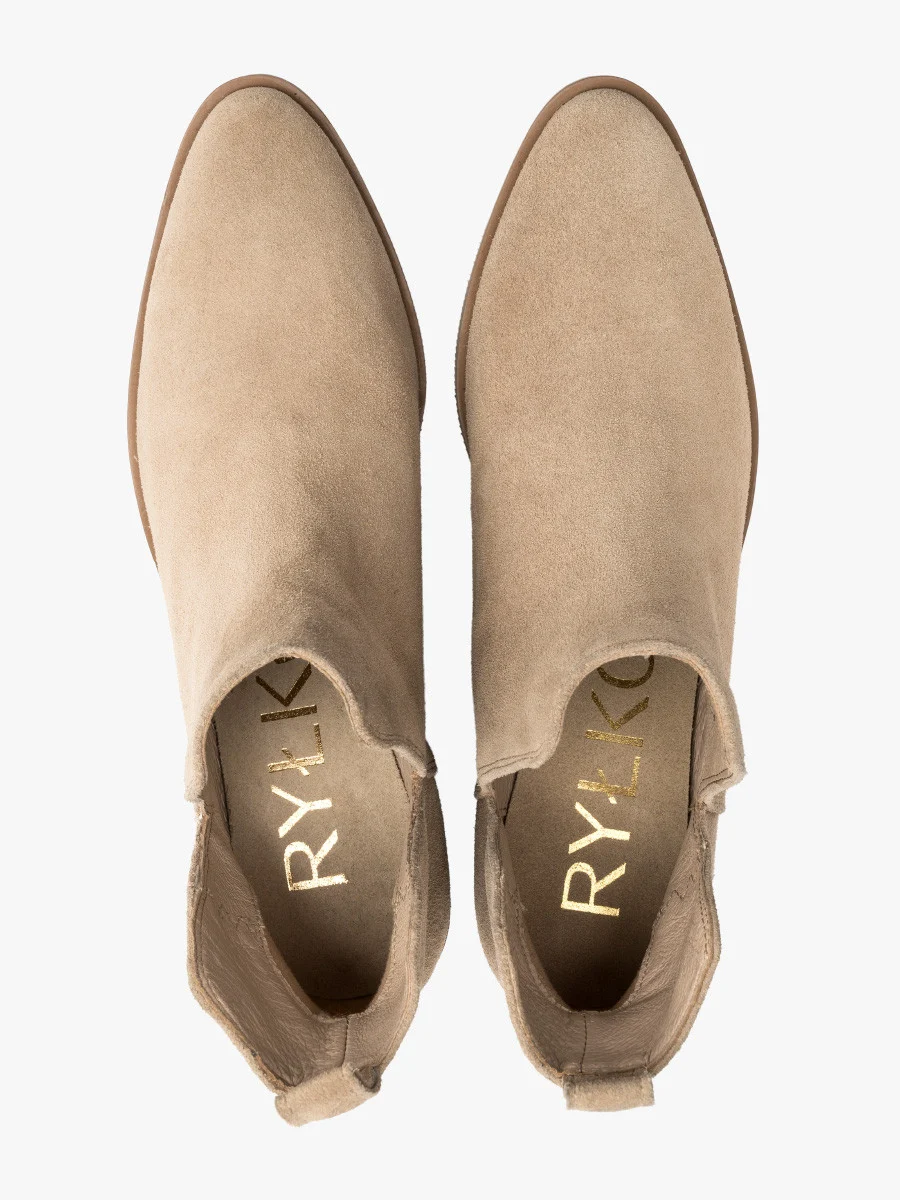 Piaskowe botki na niskim obcasie