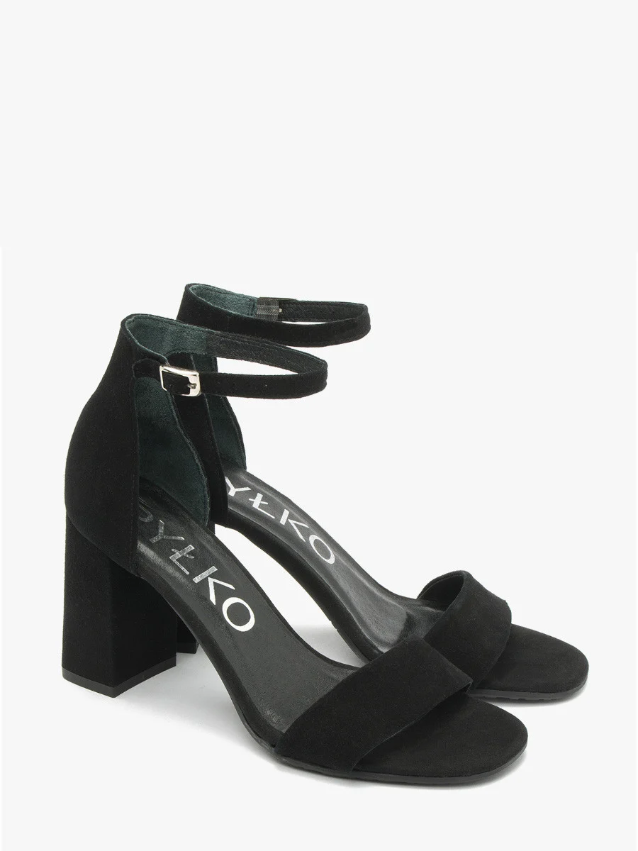 Dwuczęściowe czarne sandały na słupku