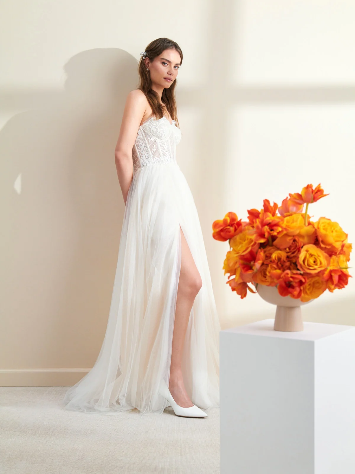 Białe czółenka na szpilce