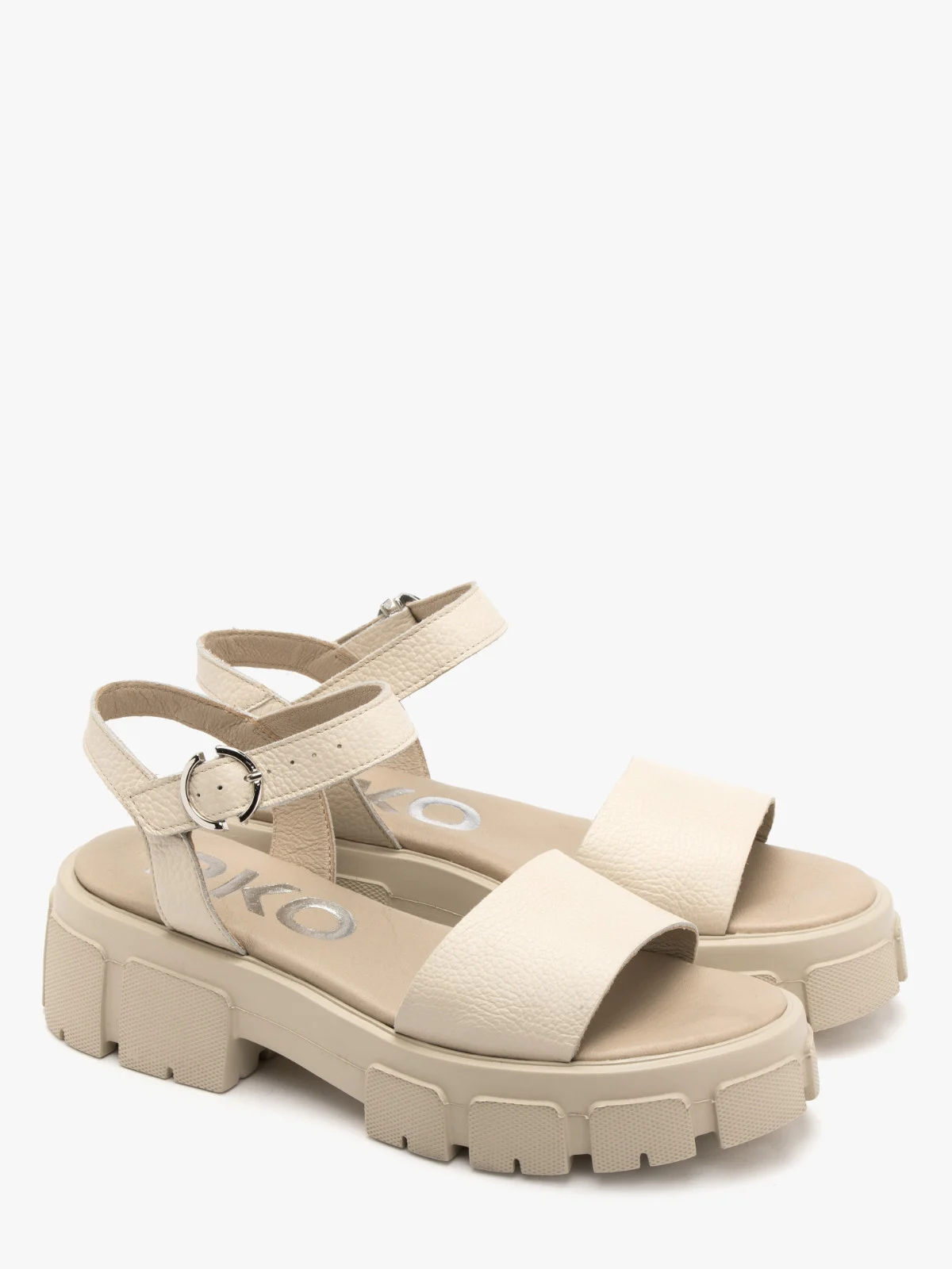 Kremowe sandały ze srebrną sprzączką