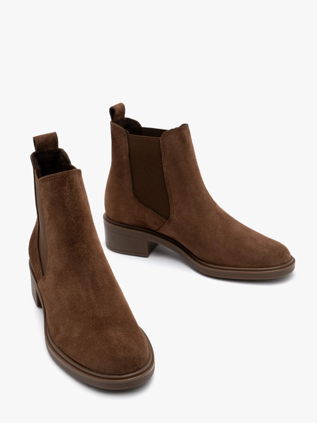 Brązowe, welurowe sztyblety na niskim obcasie