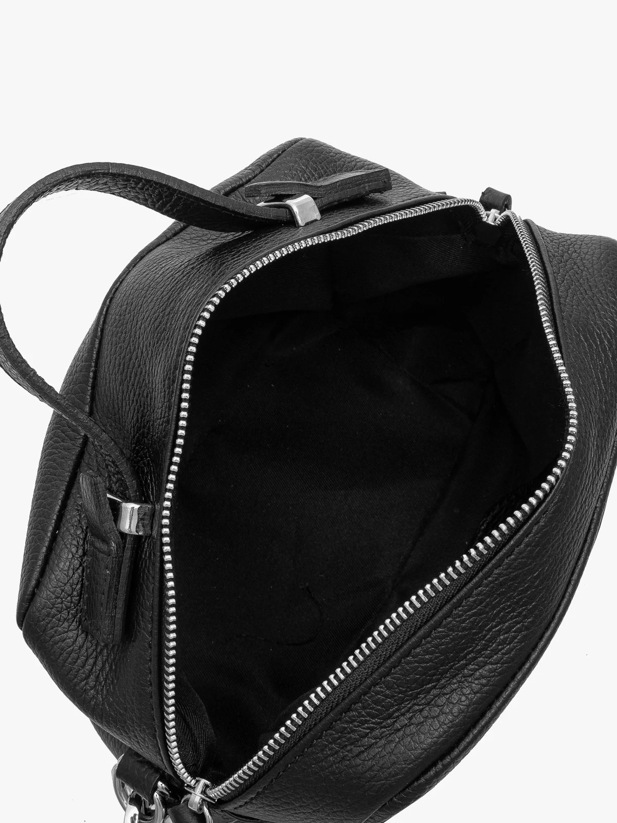 Czarna torebka średniej wielkości ze srebrnymi dodatkami