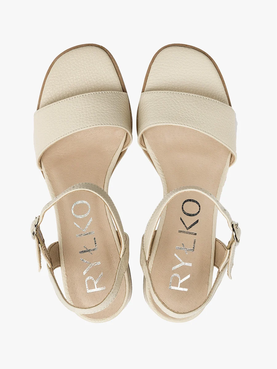 Kremowe sandały na niskim obcasie