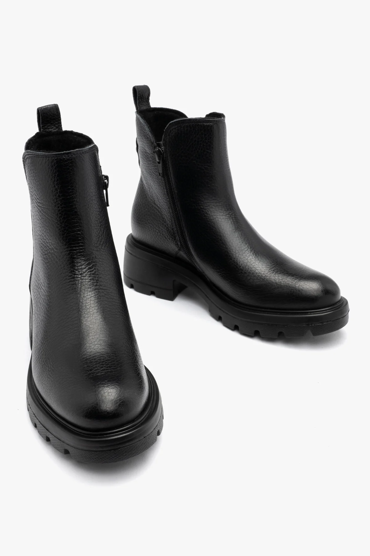 Czarne botki damskie na grubej podeszwie
