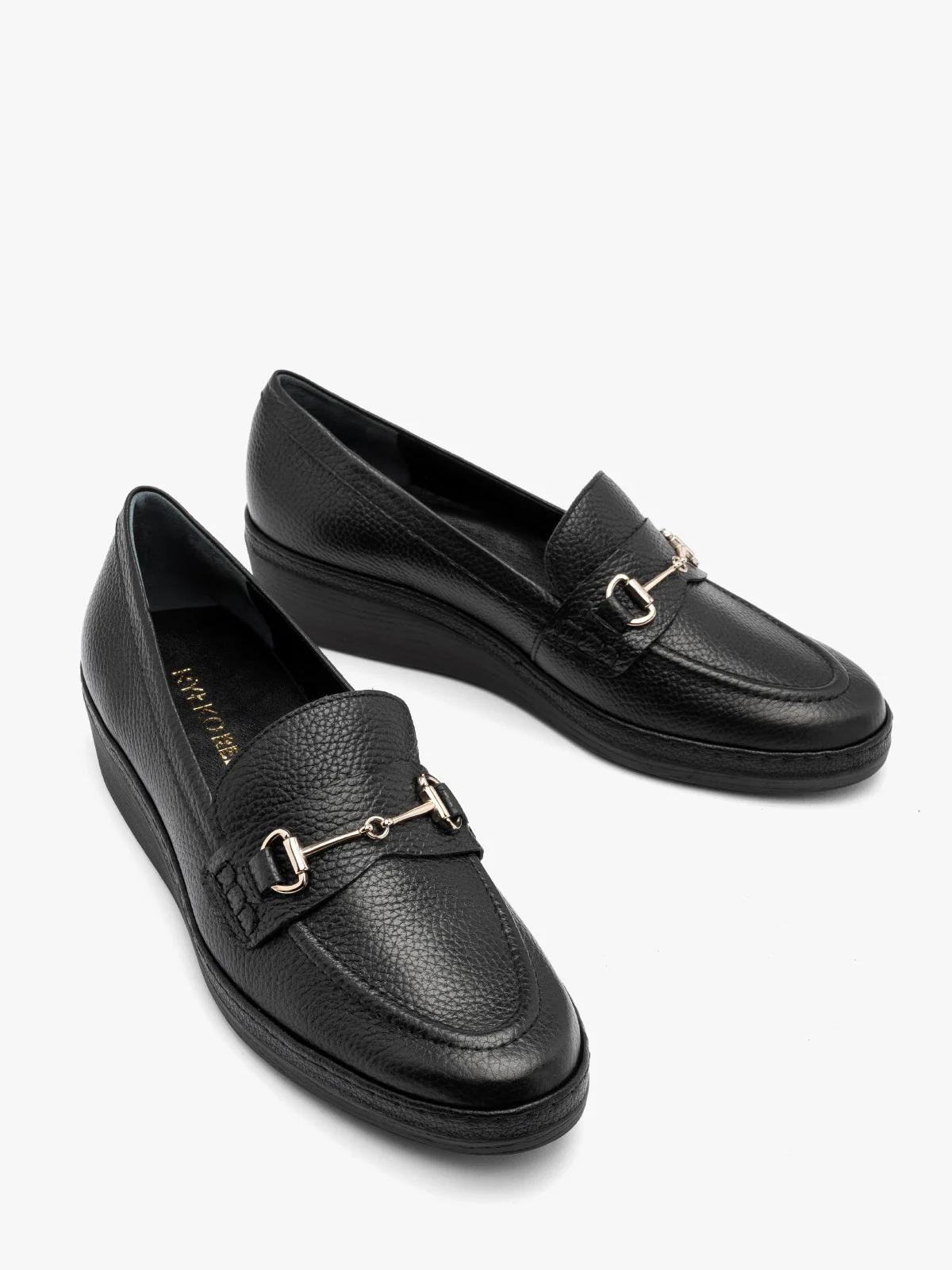 Czarne mokasyny damskie na niskiej platformie