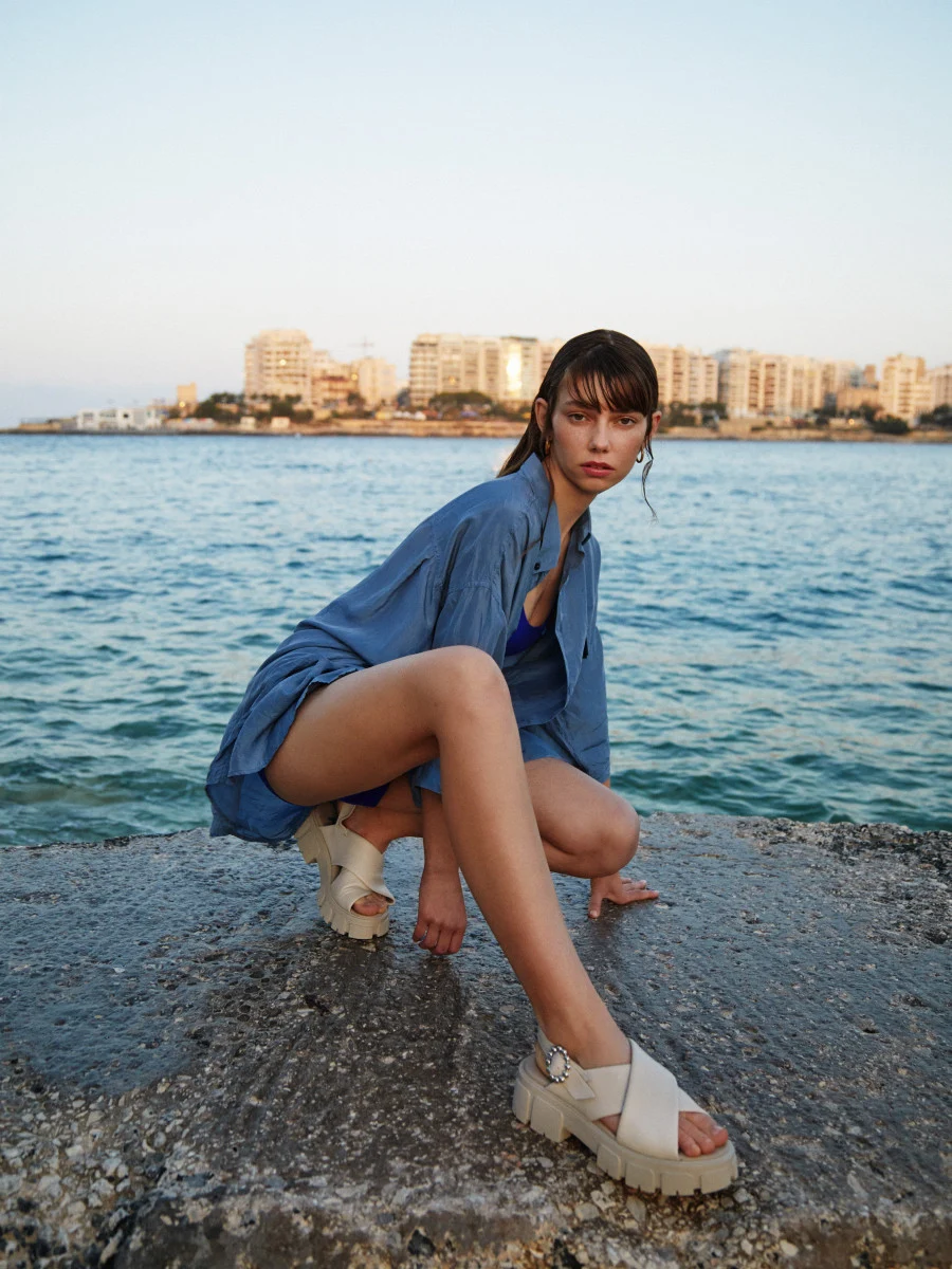 Kremowe sandały z ozdobną klamrą