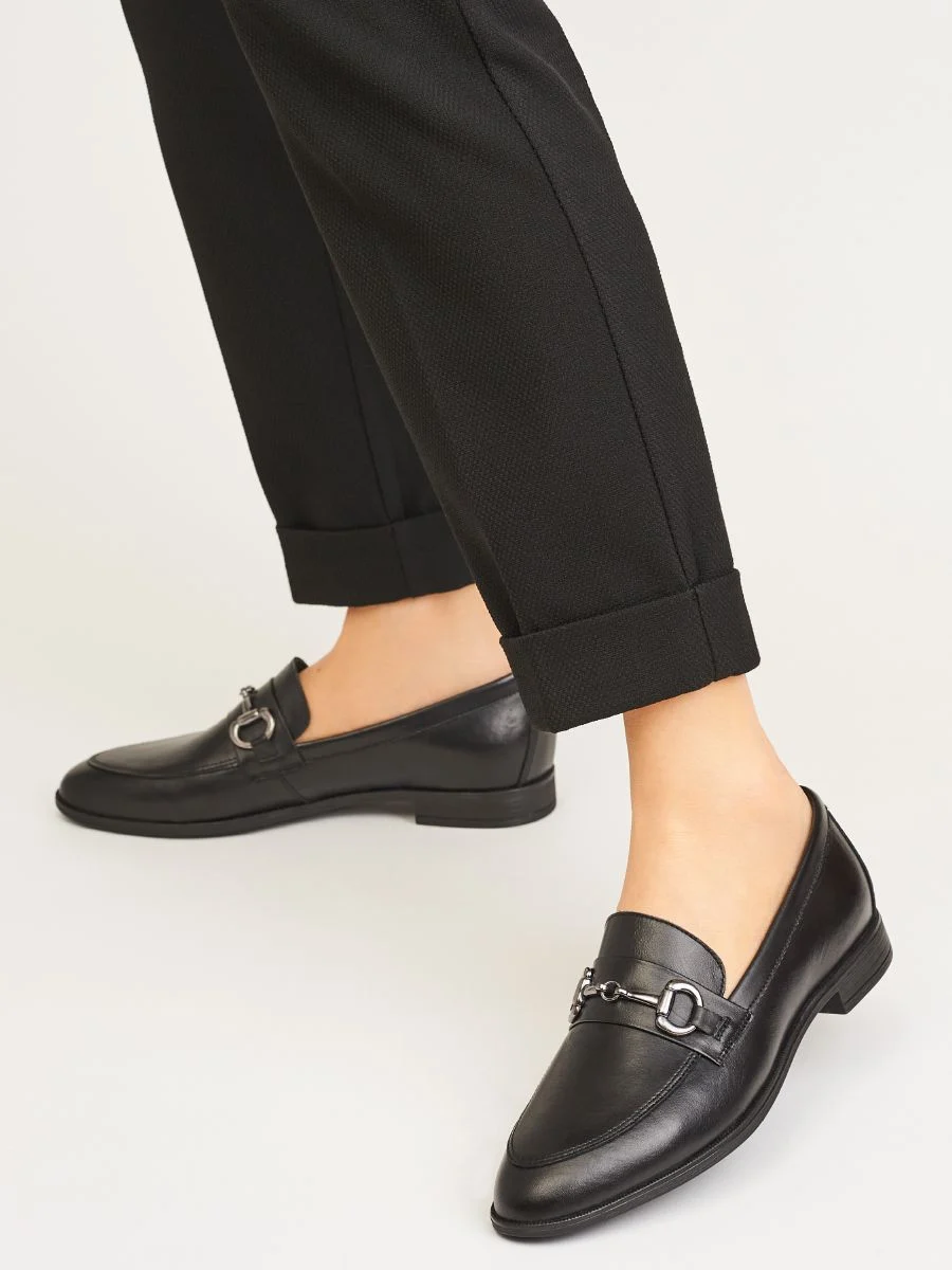Czarne mokasyny z ozdobą na cholewce