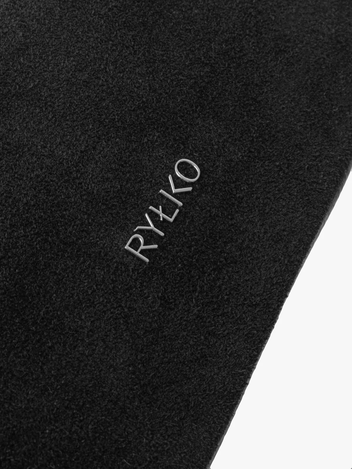 Mała, czarna torebka z łańcuszkowym paskiem na ramię