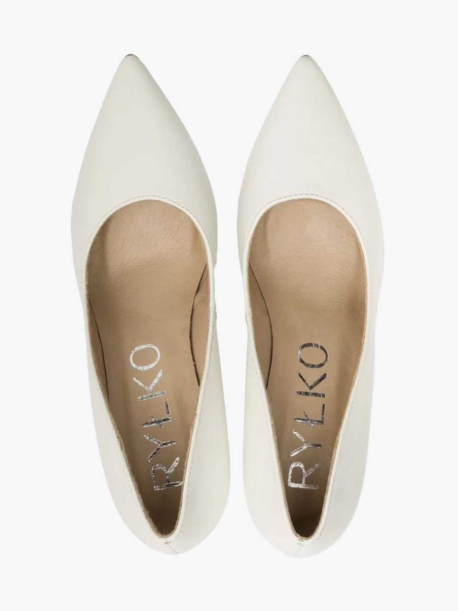 Białe czółenka na szpilce