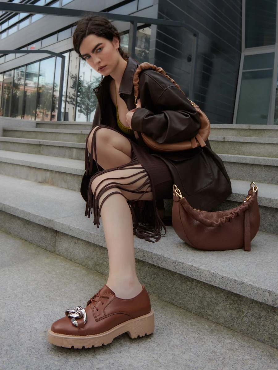 Brązowe półbuty z masywnym łańcuchem